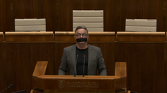 Pročko si v parlamente prelepil ústa čiernou páskou: Vláda vie, aké je dôležité umlčať pravdu