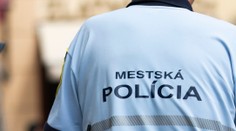 S deťmi prespávali v stane na sídlisku. Zasiahli policajti aj sociálka