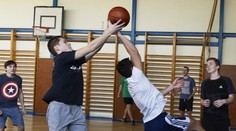 Poslanci žiadajú Gröhlinga, aby zvýšil počet hodín telesnej výchovy v jednom týždni