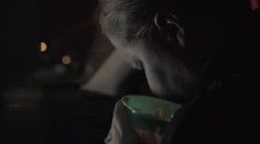 Tehotná herečka sa s tým nepára. Zverejnila video ako vracia v aute