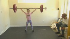 Má len osem rokov a namiesto bábik drží v ruke činku