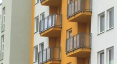 Architektonický chaos na Slovensku. Každý balkón inej farby