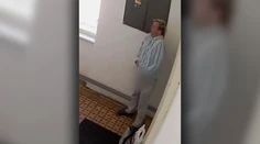 Polícia hľadá muža, ktorý sa ukájal pred kanceláriou v Župnom dome v Prešove