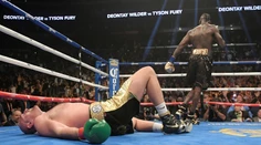 VIDEO: Wilder poslal Furyho k zemi dvakrát, no zápas sa aj tak skončil remízou