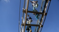 VIDEO: Atrakcia sa zmenila na smrteľnú priepasť. Pod turistami sa zrútil sklenený most