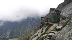 Predával kusy starej latríny, aby získal peniaze na novú. Pri chate pod Rysmi chce postaviť ďalšiu drevenú toaletu