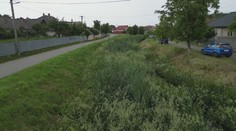 Vodohospodári nestíhajú kosiť trávu v korytách potokov a riek. Primátorom a starostom došla trpezlivosť