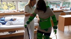 Viete sa vcítiť do kože starého človeka? Študenti v Trenčíne majú zaujímavú pomôcku