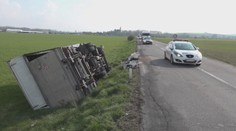 Vážna dopravná nehoda: Zroloval tri osobné autá a čelne sa zrazil s kamiónom