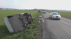 Vážna dopravná nehoda: Zroloval tri osobné autá a čelne sa zrazil s kamiónom