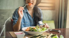 Zelenina, ryby, ale aj pohár vína. Týchto 10 potravín pomáha znížiť riziko vzniku Alzheimerovej choroby