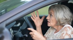 Seniorka na aute minula odbočku. Dcéra po ňu musela prísť letecky