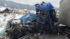 Krušné chvíle na D2. Dve nehody a päť havarovaných kamiónov