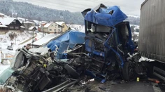 Krušné chvíle na D2. Dve nehody a päť havarovaných kamiónov