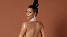 Kim Kardashian šokuje s nahým naolejovaným megazadkom na titulke