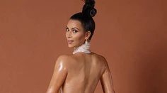 Kim Kardashian šokuje s nahým naolejovaným megazadkom na titulke