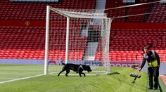Pyrotechnici na Old Trafford odpálili podozrivý balíček