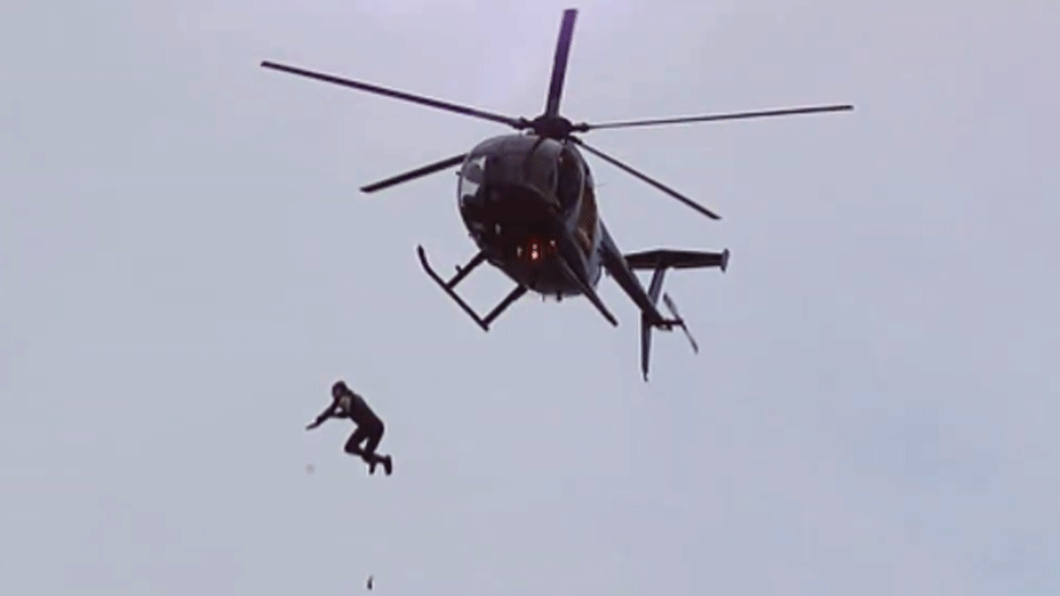 Neuveriteľná odvaha. Muž vyskočil z vrtuľníka bez padáka, padal 40 metrov