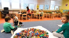 Sopeľ a mierny kašeľ nie je dôvod na to, aby dieťa nešlo do škôlky, tvrdia pediatričky. Zúfalí rodičia majú iný názor