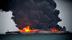 Horiaci tanker môže vybuchnúť, hrozí ekologická katastrofa