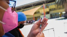 Prečo sa jedna z krajín, ktorá vedie v počte zaočkovaných, vracia k lockdownu? Neurobme tú istú chybu