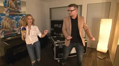Kylie Minogue dala lekciu tancovania nášmu redaktorovi: Takto  dnes večer tancujte!