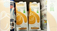 Obal na mlieko od známeho hypermarketu baví svet