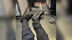 Čiastočne ochrnutý reportér BBC sa sťažuje na poľskú aerolinku. Počas letu sa musel plaziť na toaletu