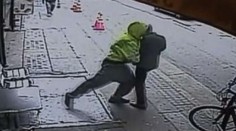 VIDEO naháňajúce hrôzu: Bezdomovec sotil muža pod rozbehnutý kamión