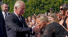 Neskrýval sa a prišiel priamo medzi ľudí. Kráľa Karola III. vítali s nadšením a bozkami