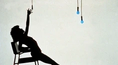 Spomínate si na sexy tanečnicu z Flashdance? V 50 vyzerá výborne