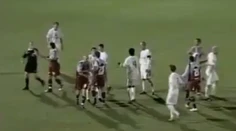 VIDEO: Najsmiešnejších 20 sekúnd v histórii futbalu. Hráči padali ako hnilé hrušky