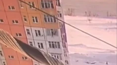 Žena vypadla z 9. poschodia do haldy snehu. Vstala a odišla si zavolať sanitku