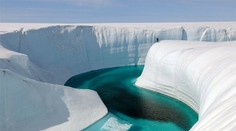 Zamrznuté umenie: Krištáľovo čistá voda preteká grónskym kaňonom