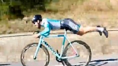 Tip pre odvážnych cyklistov: Predbehnite všetkých ako Superman!