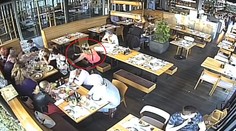 Drzosť, ktorá nemá hranice. Peňaženku aj mobil ukradla žene rovno spred nosa