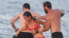 Súrodenci Kate Middleton v plavkách. To sú sexy telá!