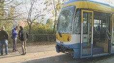 V Košiciach sa zrazili dve električky, vodiča vytiahli až hasiči