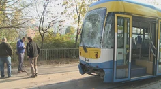 V Košiciach sa zrazili dve električky, vodiča vytiahli až hasiči