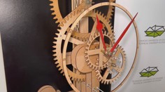 Na Technickej univerzite vo Zvolene zostrojili unikátne drevené hodiny. Časový mechanizmus vymyslela študentka