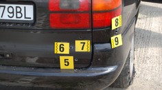 Policajti strieľali po žene za volantom. Ohrozovala vodičov