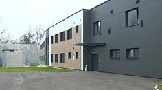 Detenčný ústav v Hronovciach má prvých klientov. Obec si naň postupne zvyká