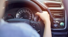 VIDEO: Žena za volantom dojčila svoje dieťa. Podľa experta poriadne riskovala