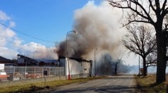 Požiar vystrašil obyvateľov Levíc. Plamene zachvátili sklad stavebnín