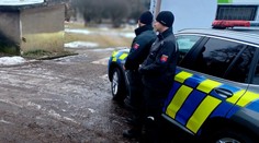 Mladík (20) sa šmykol, rozbil si hlavu a omdlel. Zachránil ho muž, ktorý si ho náhodou všimol cestou vo vlaku