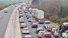 Nehodu na diaľnici D1 pred Bratislavou v smere zo Senca odstránili