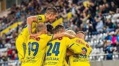 VIDEO: Ružomberčania súperovi nahrali na dva góly, vylúčiť sa nechal hráč i tréner. Diváci v Košiciach sa bavili