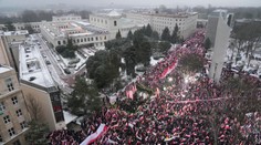 Proti krokom vlády protestovali vo Varšave desaťtisíce priaznivcov PiS