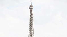 Smútiaca dcéra cestuje po svete s maketou mŕtveho otca