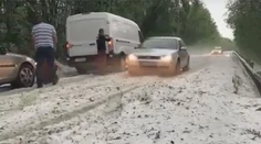 Sneh a krúpy paralyzovali dopravu pri Kokave nad Rimavicou